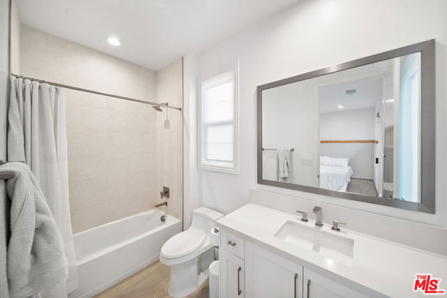 20216 W Albion Way, Porter Ranch CA: https://media.crmls.org/mediaz/bd911dc7-1b64-4dd6-bd89-abaf6db6458a.jpg