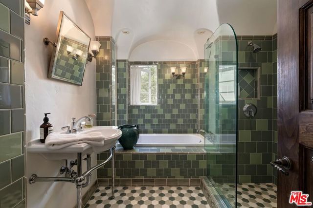 2420 Chislehurst Drive, Los Angeles CA: https://media.crmls.org/mediaz/bd915fe2-3756-4573-b7ef-33bbbc85eecd.jpg