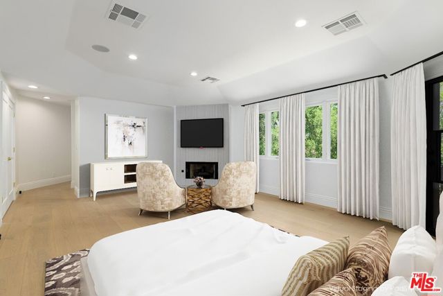4929 Lakeview Canyon Road, Westlake Village CA: https://media.crmls.org/mediaz/bd91c758-6925-4bf9-9389-2ce10919c7db.jpg