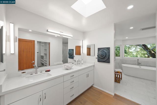 233 Melody Ln, Orinda CA: https://media.crmls.org/mediaz/bd92d784-3819-4bbd-a141-901c7e05fc02.jpg