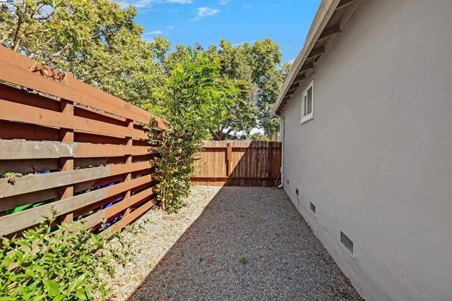 15833 Via Toledo, San Lorenzo CA: https://media.crmls.org/mediaz/bd930b76-14f5-4295-bfd4-3940b1dec645.jpg