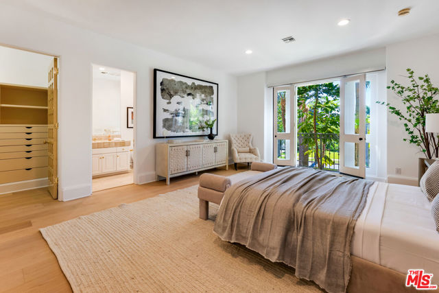 812 N Bedford Drive, Beverly Hills CA: https://media.crmls.org/mediaz/bd938b57-096d-4502-b3d0-789ea625ddd5.jpg