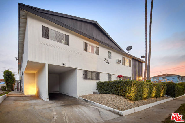 204 N Manhattan Place, Los Angeles CA: https://media.crmls.org/mediaz/bd93ae99-fc5c-47e5-bf59-ba77c0a211fd.jpg