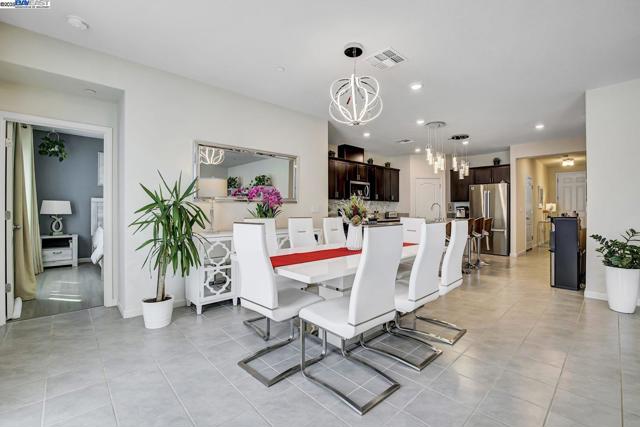 4014 Kenwood Cir, Oakley CA: https://media.crmls.org/mediaz/bd94e8f2-c607-4320-bf25-69e094920353.jpg