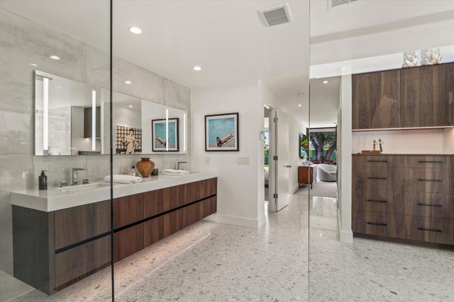 2290 S Yosemite Drive, Palm Springs CA: https://media.crmls.org/mediaz/bd96290e-fbba-4915-af43-2323281ccac0.jpg