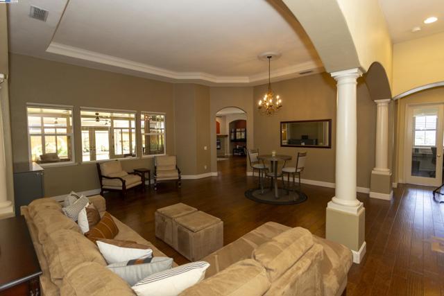 5090 Archcrest Way, Sacramento CA: https://media.crmls.org/mediaz/bd964f02-1e8a-465b-abce-69c736108744.jpg