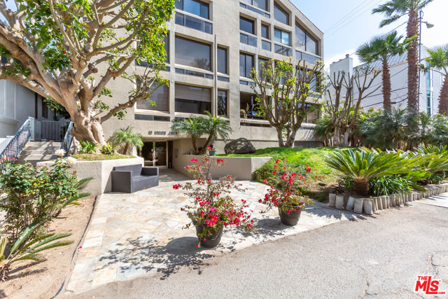 18 Union Jack Street, Marina del Rey CA: https://media.crmls.org/mediaz/bd96e286-8285-4896-ac17-eb1dea7defaa.jpg