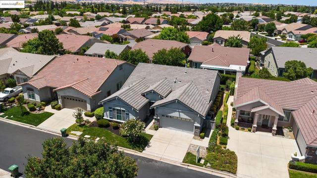551 Quindell Way, Brentwood CA: https://media.crmls.org/mediaz/bd97d72c-7df5-45fd-86c7-db58b3488456.jpg