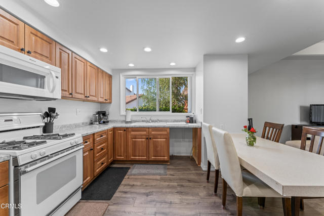 796 S Saticoy Avenue, Ventura CA: https://media.crmls.org/mediaz/bd987436-4086-4a43-9d0d-be572afcfdc3.jpg