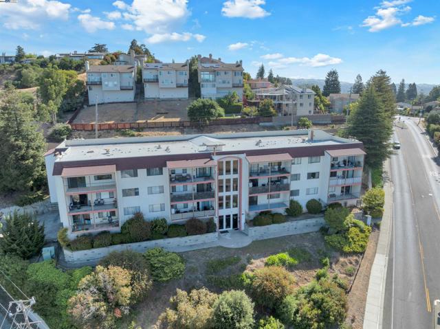 2500 Miramar Ave, Castro Valley CA: https://media.crmls.org/mediaz/bd9a5a72-481b-42ed-a927-a1c43efc95c7.jpg