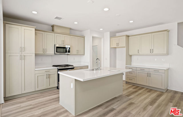 13889 Bell Way, Fontana CA: https://media.crmls.org/mediaz/bd9a6162-eba6-431d-b901-8bf682ede3de.jpg