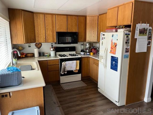 873 Terra Ln, El Cajon CA: https://media.crmls.org/mediaz/bd9bd34e-af03-4226-92f9-17b312e7241e.jpg