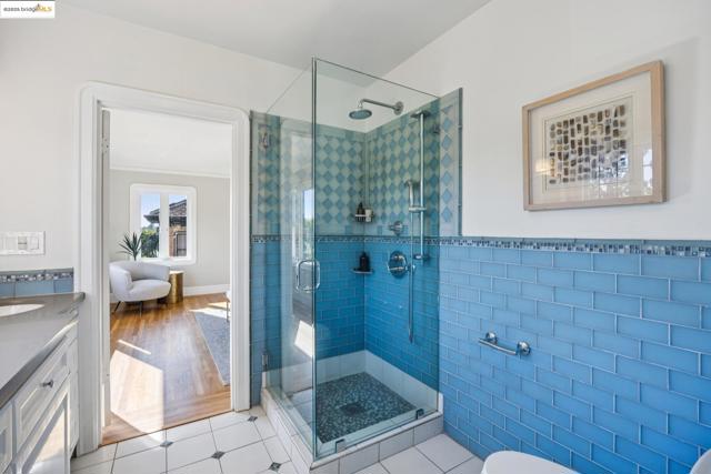 700 Longridge Rd, Oakland CA: https://media.crmls.org/mediaz/bd9bf69f-6d55-4306-ad53-fc406651e034.jpg