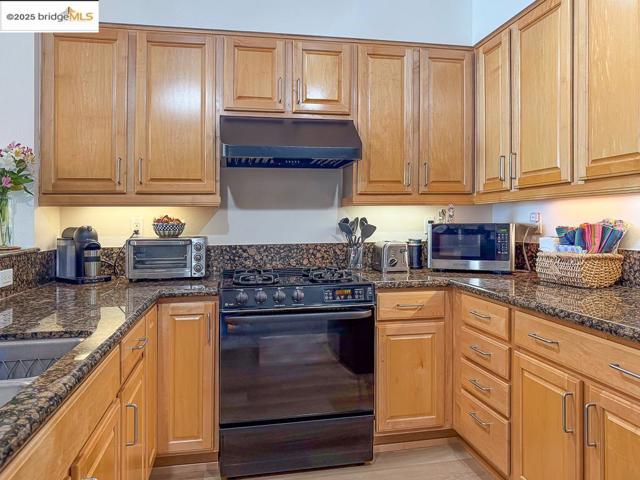 1400 Pinnacle Ct, Richmond CA: https://media.crmls.org/mediaz/bd9ca3e9-503e-4ef1-84b8-bc4951dfeb8d.jpg