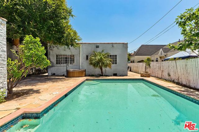 217 S Le Doux Road, Beverly Hills CA: https://media.crmls.org/mediaz/bd9dd1c3-3dc2-40eb-a0b8-45678d4b7d01.jpg