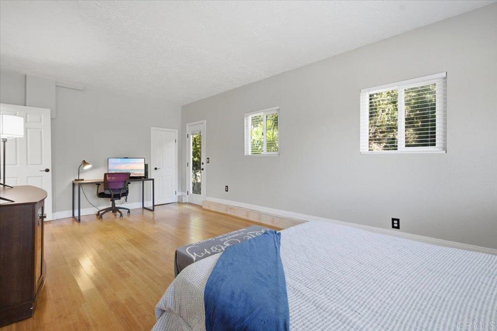 https://media.crmls.org/mediaz/bd9de169-14e1-4a4f-ae6b-7037a534e144.jpg?preset=X-Large
