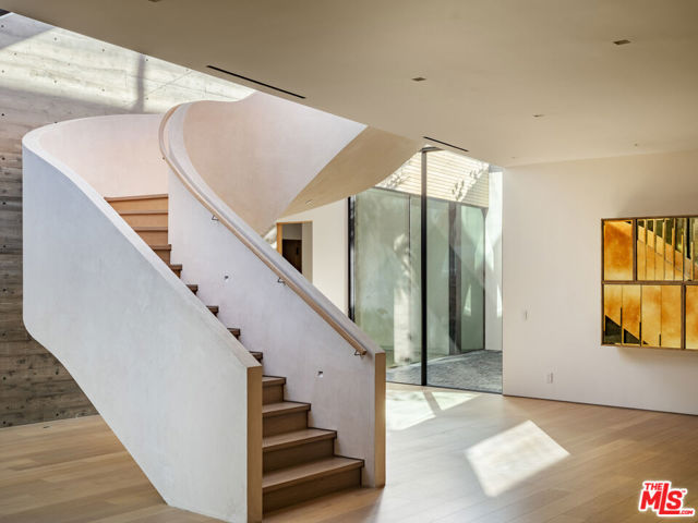 1520 Carla, Beverly Hills CA: https://media.crmls.org/mediaz/bd9e1bf3-87b0-4a43-a792-6fdd4509ea5f.jpg