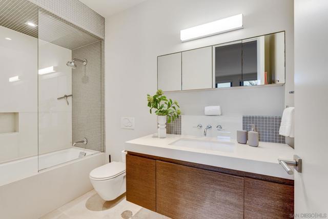 8070 La Jolla Scenic Dr N, La Jolla CA: https://media.crmls.org/mediaz/bd9e2e0b-b6f3-4c48-a27c-192e8a0d2a71.jpg