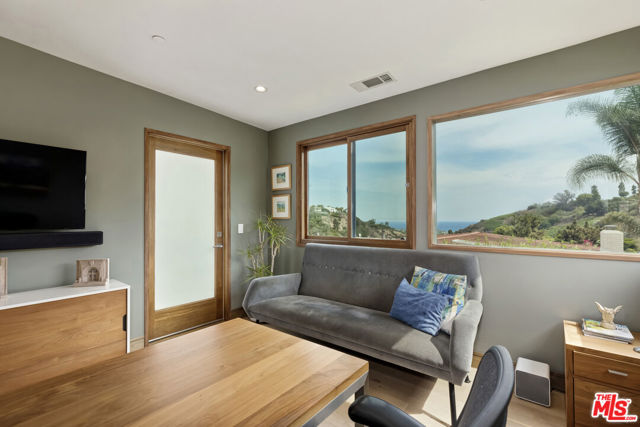 1332 El Hito Circle, Pacific Palisades CA: https://media.crmls.org/mediaz/bd9ebbbf-f922-458c-aa36-17122e0acd29.jpg