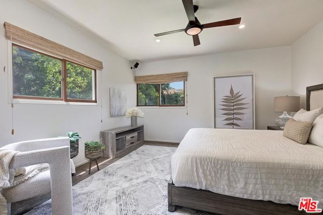 3201 Maplewood Avenue, Los Angeles CA: https://media.crmls.org/mediaz/bd9ee97e-04ff-48e9-b6be-780d79f1654c.jpg