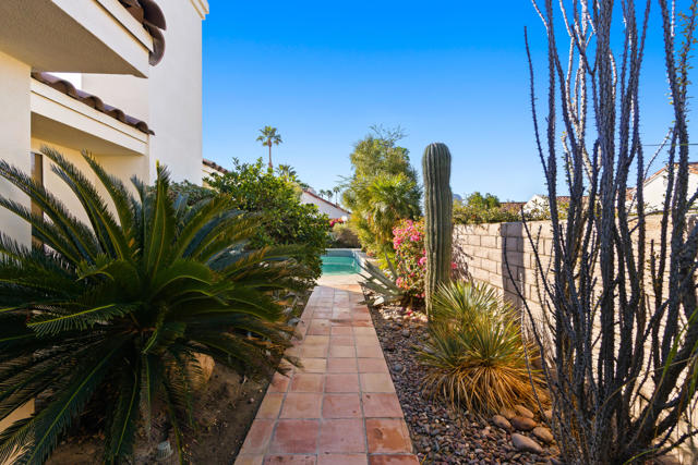 77739 Cape Verde Drive, Palm Desert CA: https://media.crmls.org/mediaz/bd9f0f50-1ac1-44c0-9cb5-726734b7739d.jpg