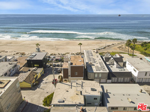 4400 Ocean Drive, Manhattan Beach CA: https://media.crmls.org/mediaz/bd9fdcb9-78ca-49f8-94fa-e8c5ff079ba8.jpg