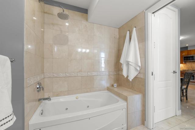 550 Front St, San Diego CA: https://media.crmls.org/mediaz/bda005ef-2640-4693-90b8-57c2c650350a.jpg