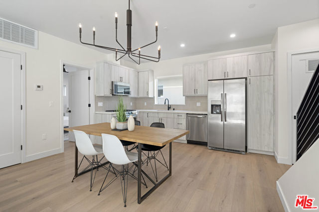705 6th Avenue, Venice CA: https://media.crmls.org/mediaz/bda0371b-f522-4179-926a-541c739b17c2.jpg