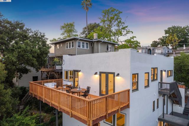 1129 WELLINGTON STREET, Oakland CA: https://media.crmls.org/mediaz/bda08369-f6a5-4bb2-96ef-2296bbe41280.jpg