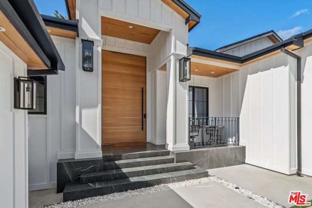 16015 Valley Wood Road, Sherman Oaks CA: https://media.crmls.org/mediaz/bda15e03-2b17-4316-ab27-bf8ef39f975d.jpg