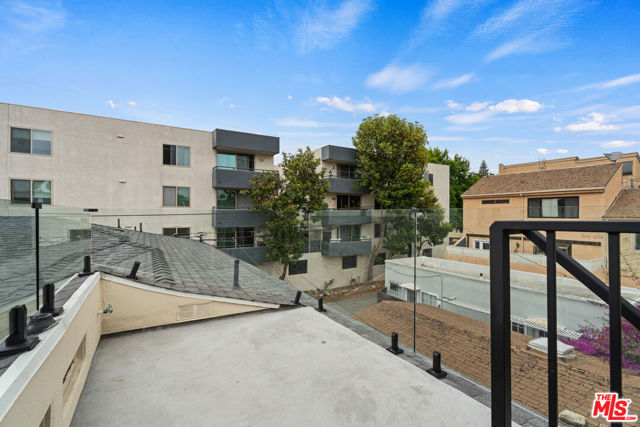 814 3rd Street, Santa Monica CA: https://media.crmls.org/mediaz/bda1a326-efe5-4ce1-8b91-ae9a0d3448c6.jpg