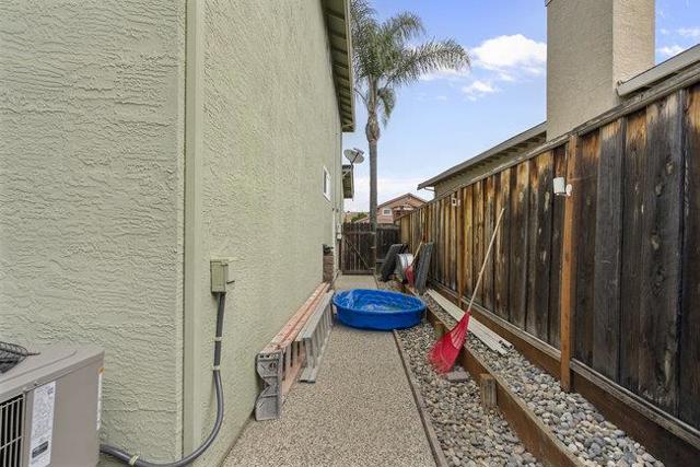 1650 Mimosa Street, Hollister CA: https://media.crmls.org/mediaz/bda1ab0b-feed-463b-8662-81702fd17ab5.jpg