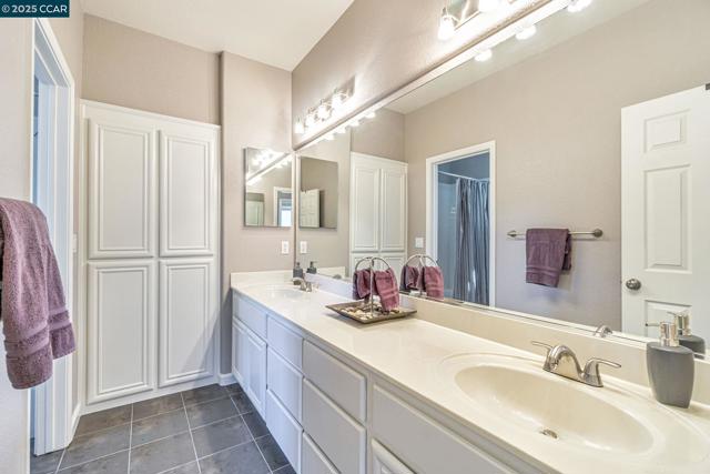 1039 Rolling Woods Way, Concord CA: https://media.crmls.org/mediaz/bda1ac71-53be-4beb-a5a1-ca9dd622c67f.jpg