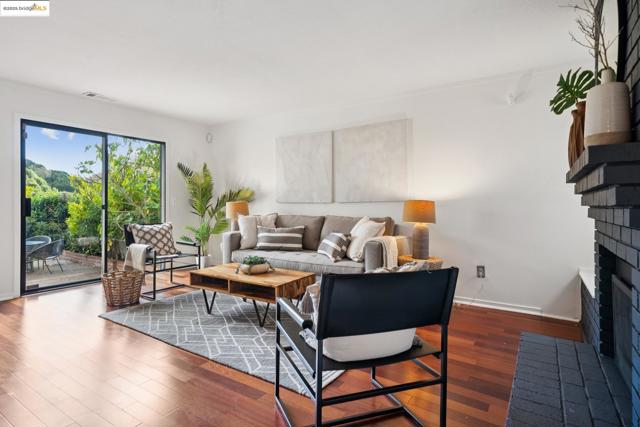 28149 Riggs Ct, Hayward CA: https://media.crmls.org/mediaz/bda1b9c6-2838-4231-9030-c26faa5c84ad.jpg