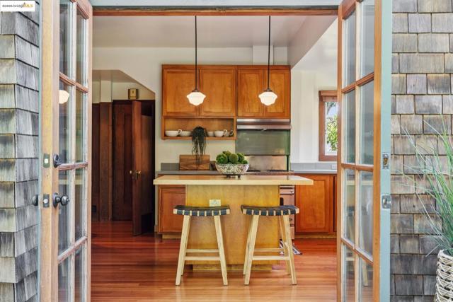1309 Arch St, Berkeley CA: https://media.crmls.org/mediaz/bda21738-b51b-4951-8afb-5a4e6717deba.jpg