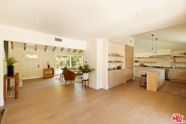 7401 Costello Avenue, Van Nuys CA: https://media.crmls.org/mediaz/bda2222f-35dc-417f-96b6-0c0c7b043dc0.jpg