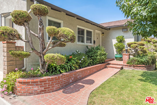 5239 Dobson Way photo 1