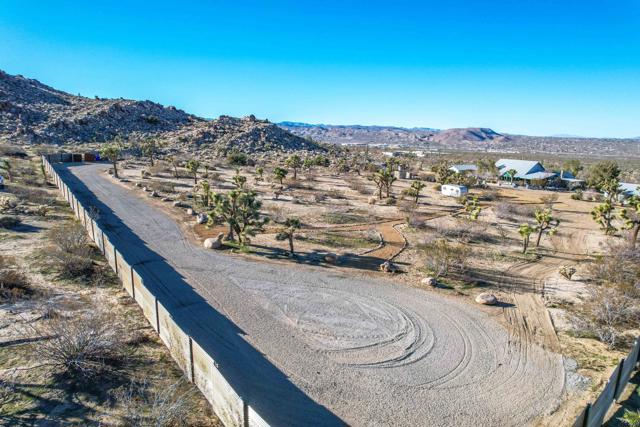 59800 Onaga Trail, Joshua Tree CA: https://media.crmls.org/mediaz/bda44538-da1a-4be7-a5a4-955e8586fdd7.jpg