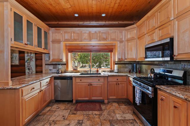 42400 Eagle Ridge, Big Bear CA: https://media.crmls.org/mediaz/bda4b59e-55cc-4bdc-985f-5f0f1ce74bfb.jpg