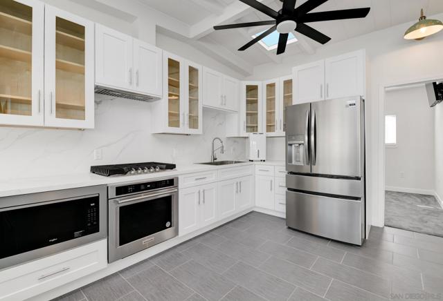 1680 B Seacoast Drive Unit B, Imperial Beach CA: https://media.crmls.org/mediaz/bda4c346-519c-4a38-b9a0-69315f6d92d9.jpg