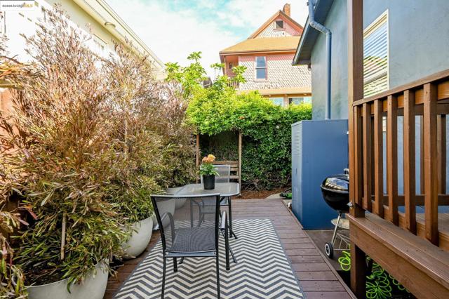 3008 Deakin St, Berkeley CA: https://media.crmls.org/mediaz/bda52d32-4976-46dc-a98a-48b1cba3b37b.jpg