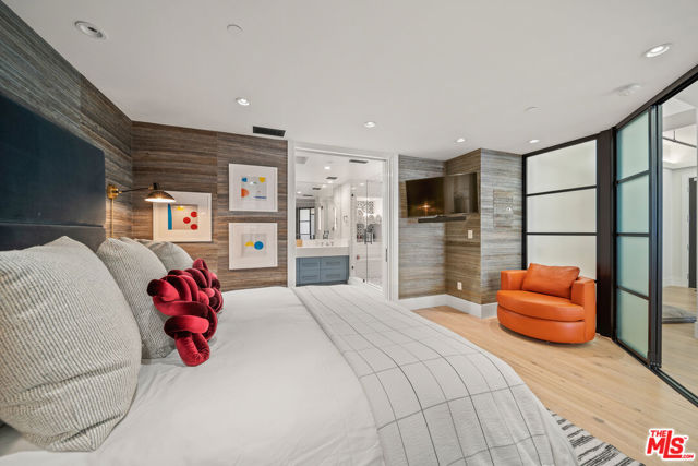 849 S Broadway, Los Angeles CA: https://media.crmls.org/mediaz/bda55206-582a-4d3a-b121-fac8c91ade91.jpg
