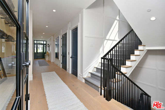 416 21st Place, Santa Monica CA: https://media.crmls.org/mediaz/bda5e513-0f4b-4efd-96cd-67b7366acd97.jpg