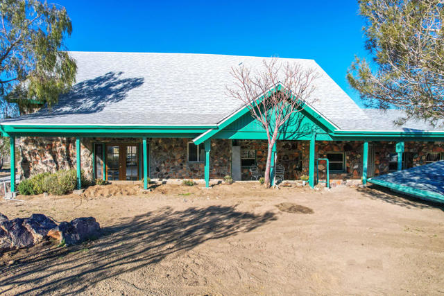 59800 Onaga Trail, Joshua Tree CA: https://media.crmls.org/mediaz/bda5e513-375a-4d11-91ae-622f196c2f7b.jpg