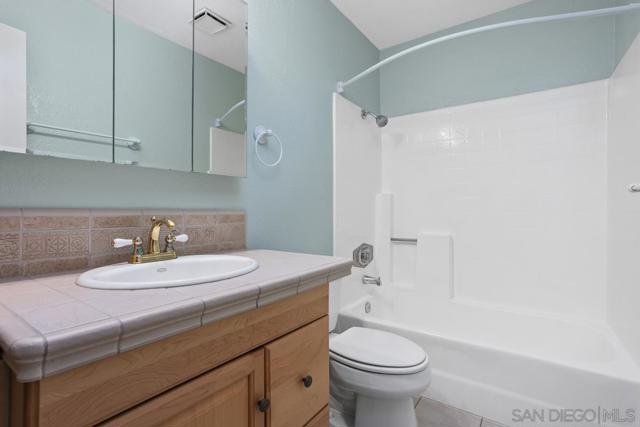 1914 Swallow Ln, Carlsbad CA: https://media.crmls.org/mediaz/bda6727a-416e-4014-9687-d146c51beb2d.jpg