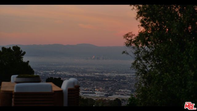 4 Buckboard Lane, Rolling Hills CA: https://media.crmls.org/mediaz/bda6eac2-de92-4cca-9c39-7452ac6b9b26.jpg