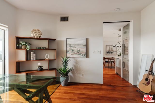 255 Main Street, Venice CA: https://media.crmls.org/mediaz/bda71761-83f0-4576-9bd2-e98217c676a8.jpg