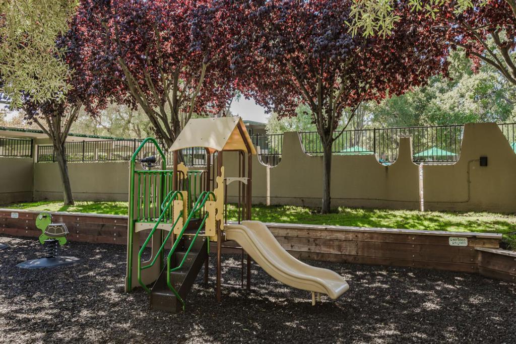 https://media.crmls.org/mediaz/bda7d6a6-ccf4-4277-a4b2-738f730b8a7e.jpg?preset=X-Large