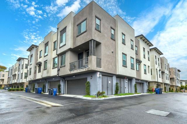 2211 Solara Lane, Vista CA: https://media.crmls.org/mediaz/bda83a8a-ecc8-4bbc-b6d6-87dbcfbdf25c.jpg