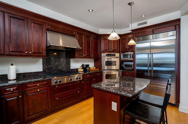 1000 Genter St, La Jolla CA: https://media.crmls.org/mediaz/bda87539-0cb9-496c-b6bb-9655143f8f53.jpg